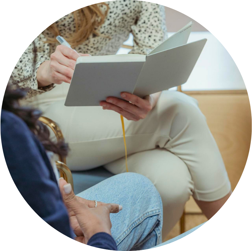 coach prende appunti durante sessione di coaching individuale